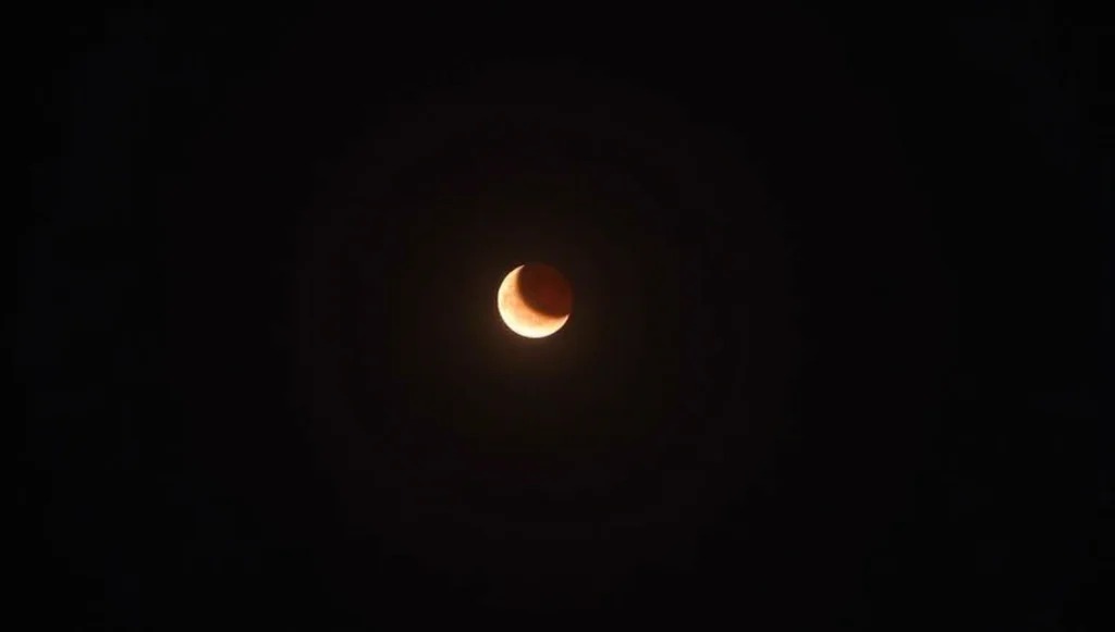 La UMSA invita a fotografiar con el celular el espectáculo del eclipse lunar de esta noche